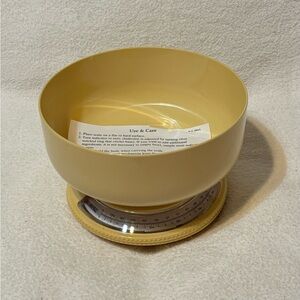Vintage manual Yellow Kitchen Scale Bowl